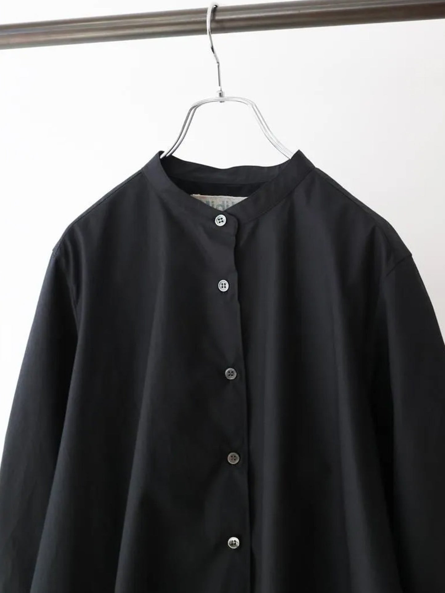 A line band collar shirt