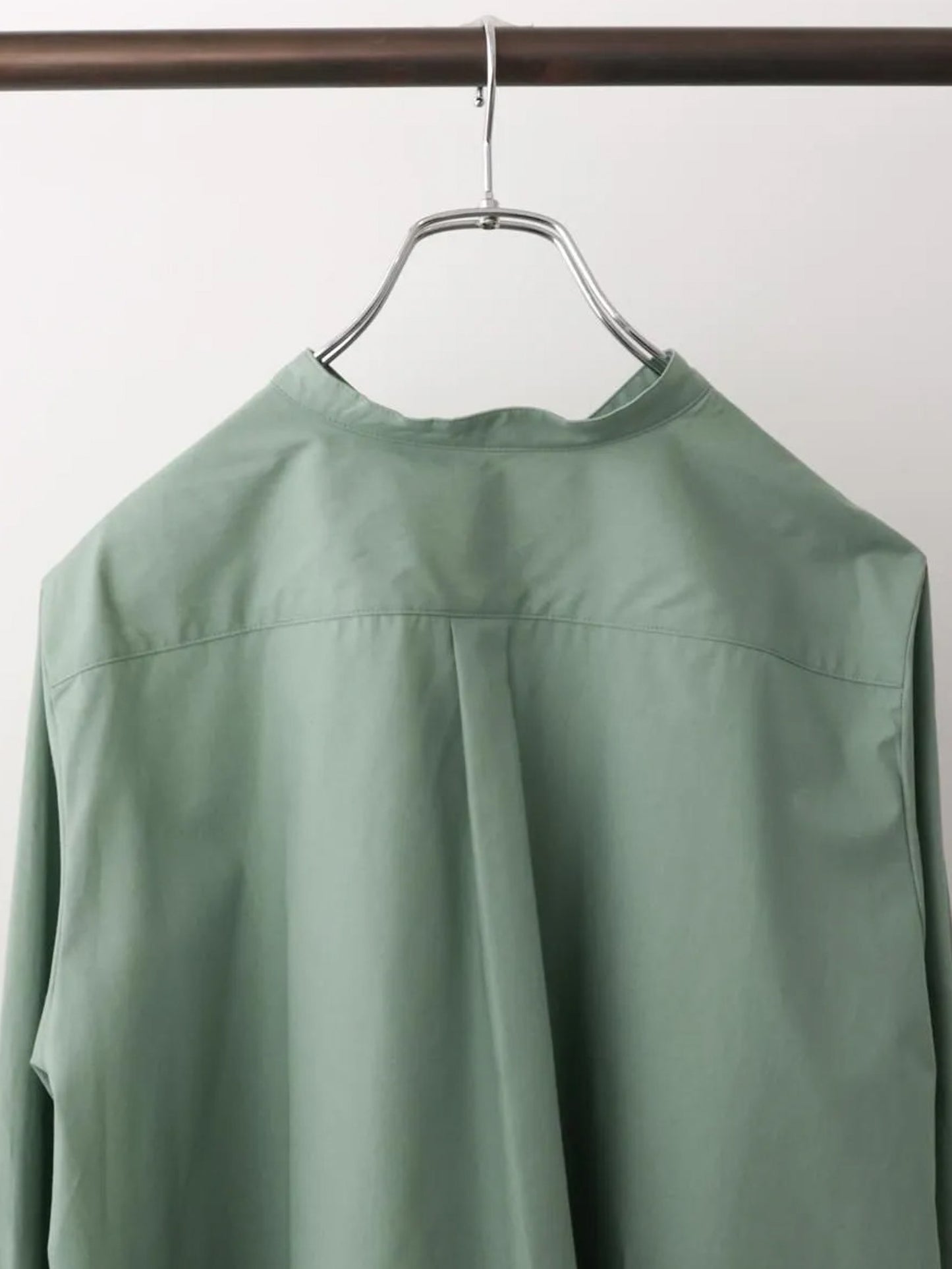 A line band collar shirt