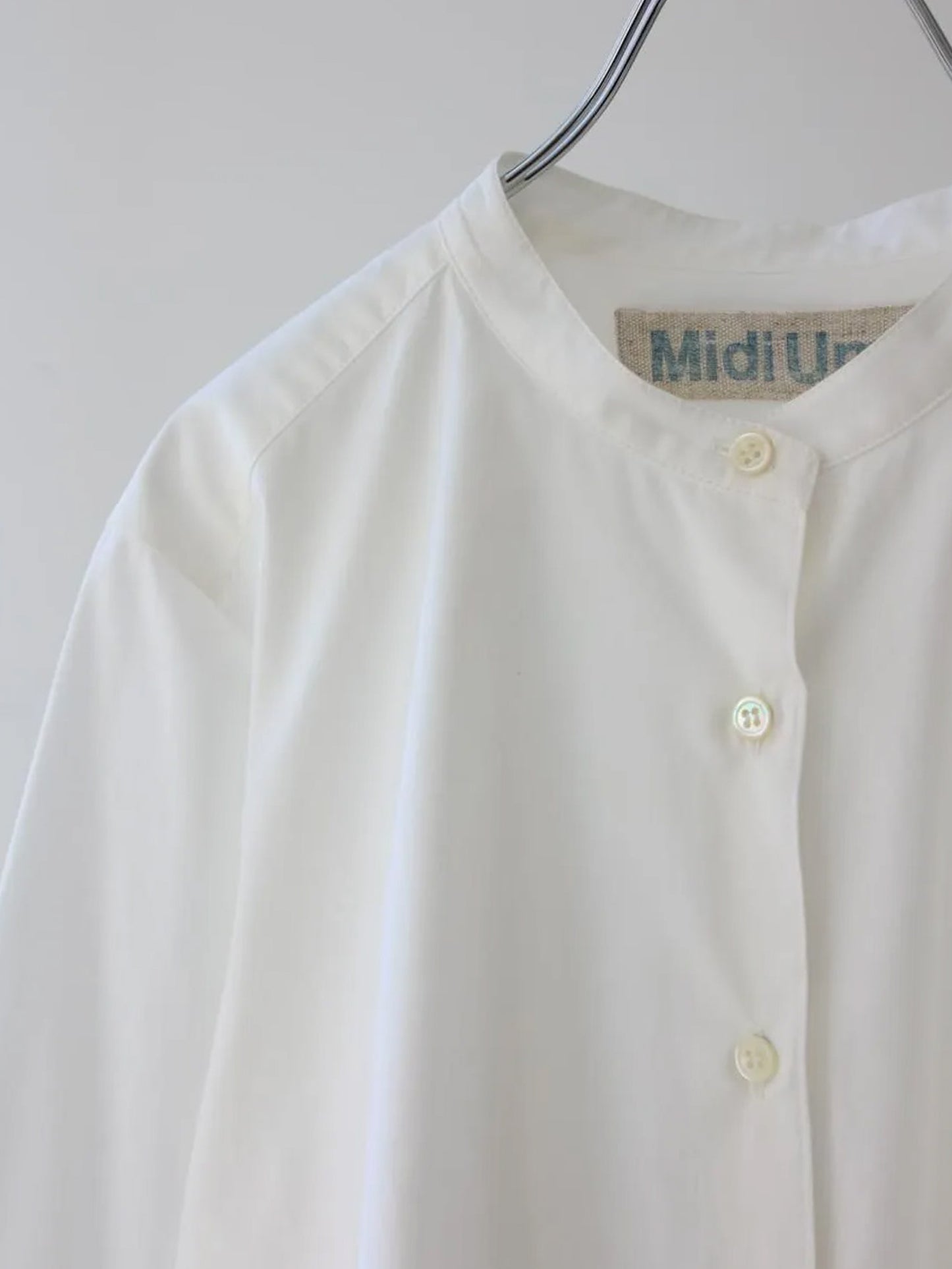 A line band collar shirt