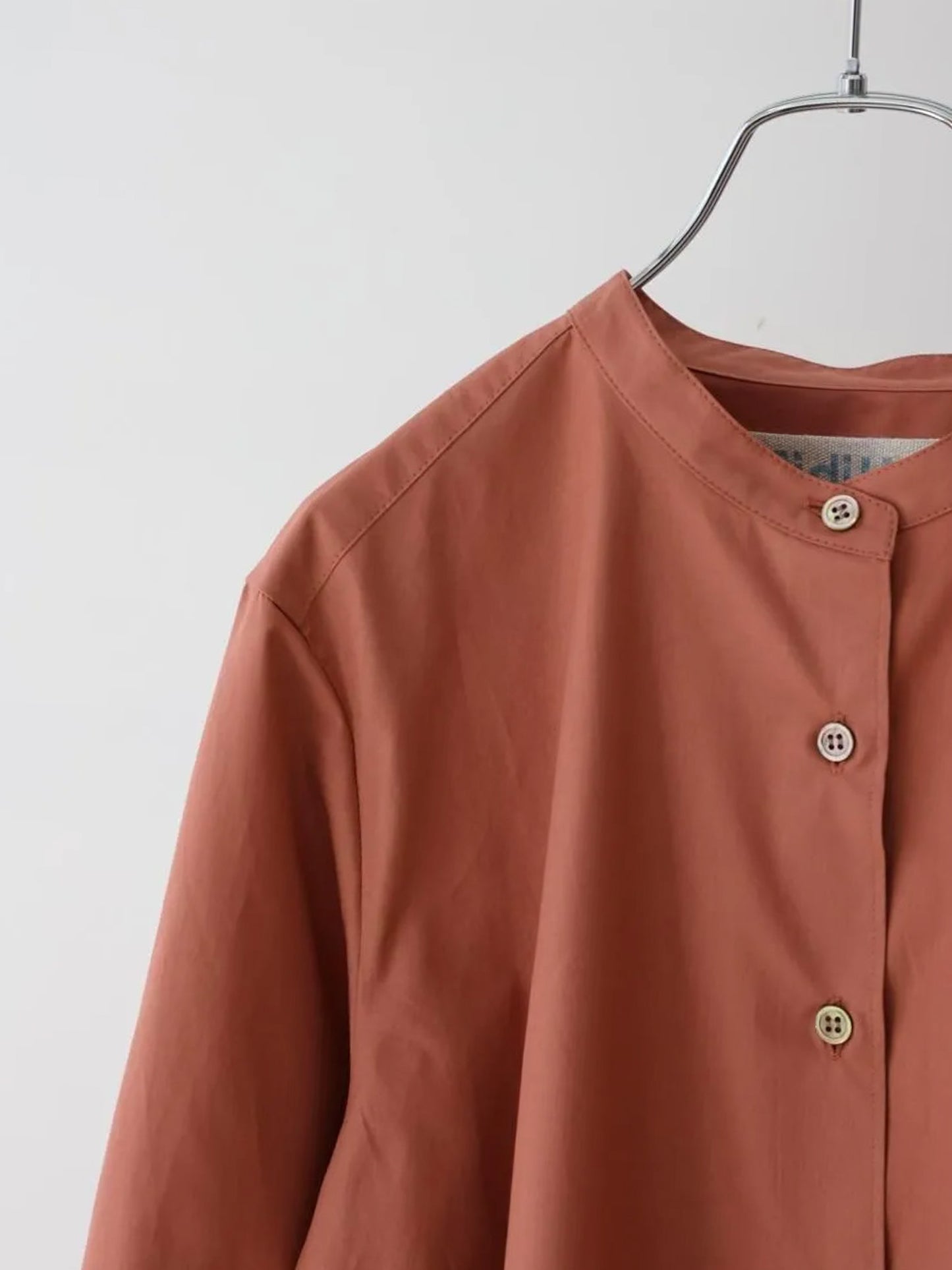 A line band collar shirt