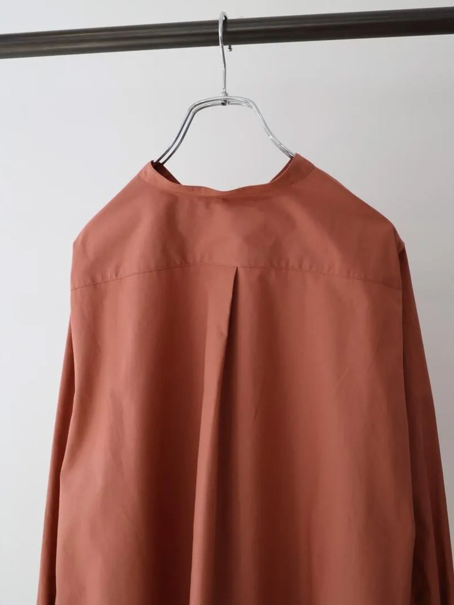 A line band collar shirt