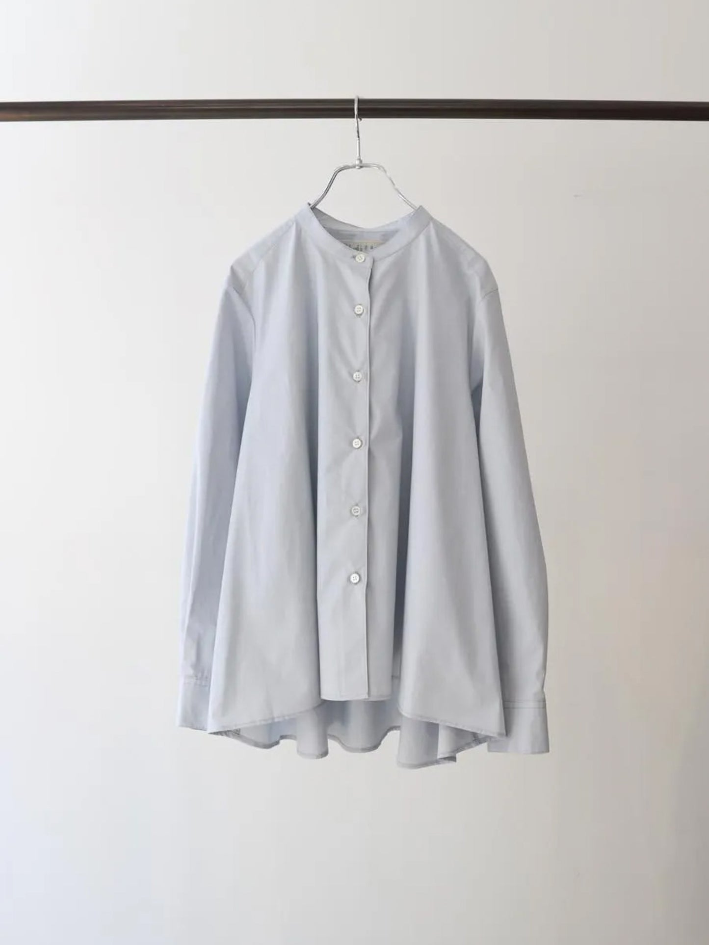 A line band collar shirt
