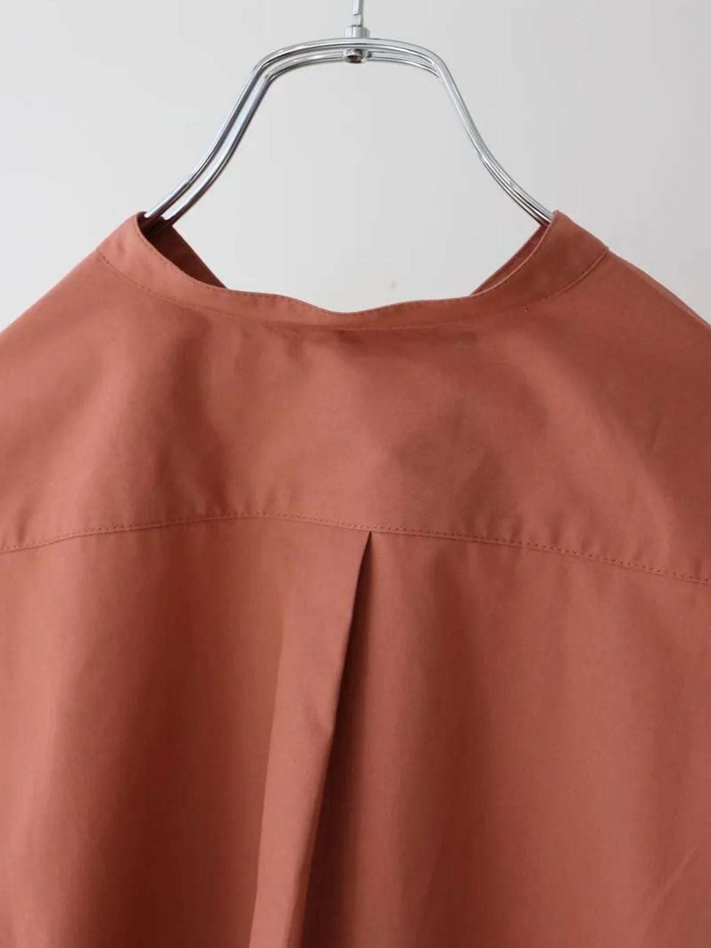 A line band collar shirt