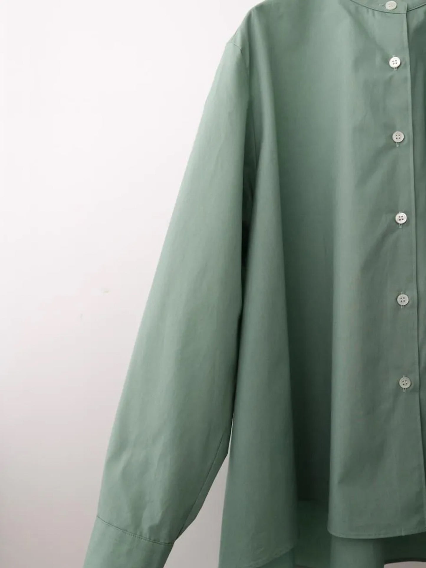 A line band collar shirt