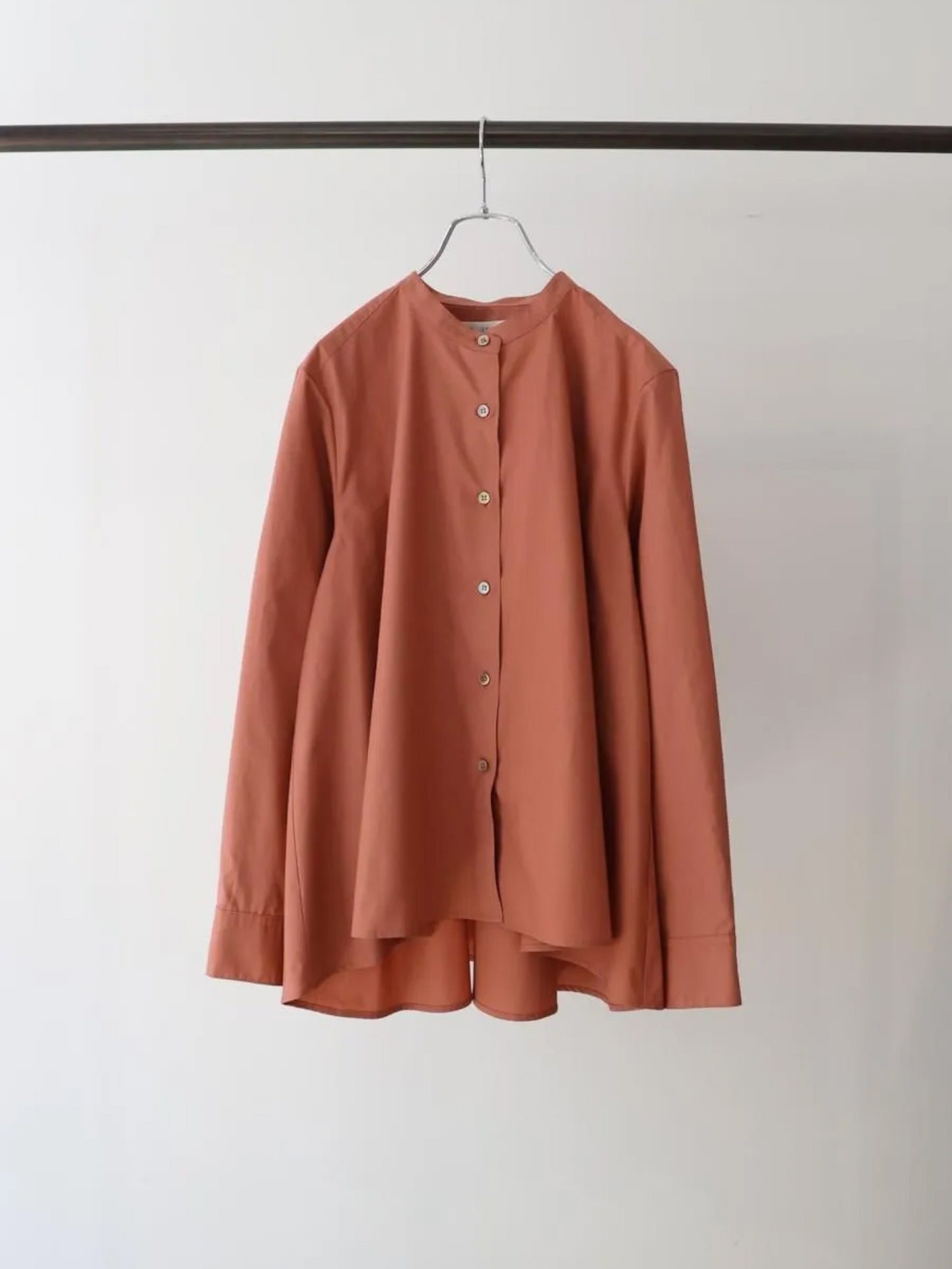 A line band collar shirt