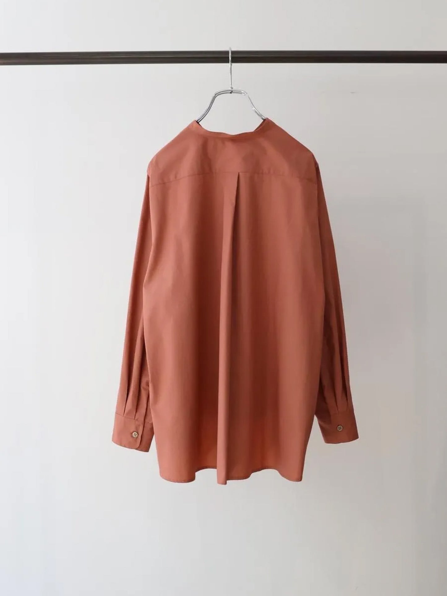 A line band collar shirt