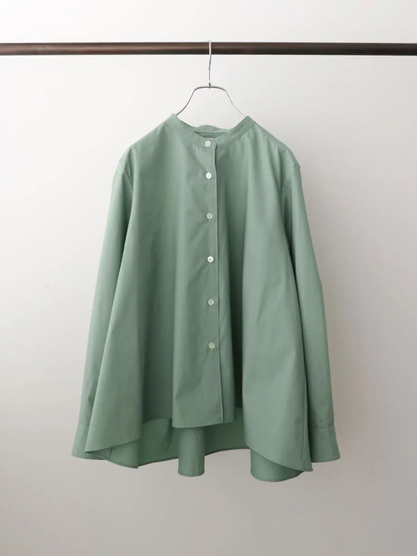 A line band collar shirt