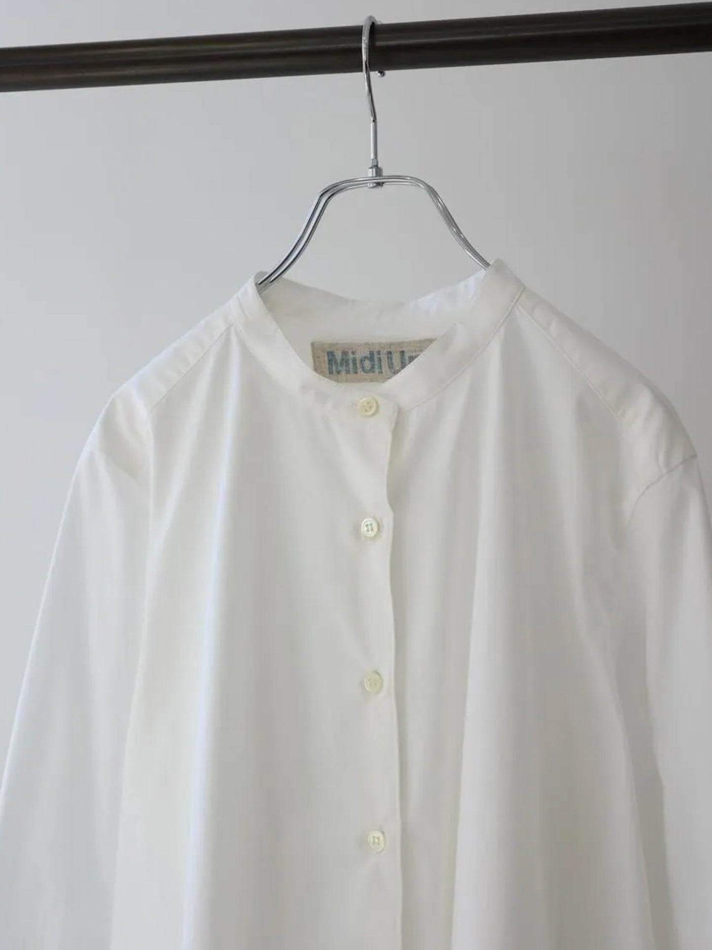 A line band collar shirt