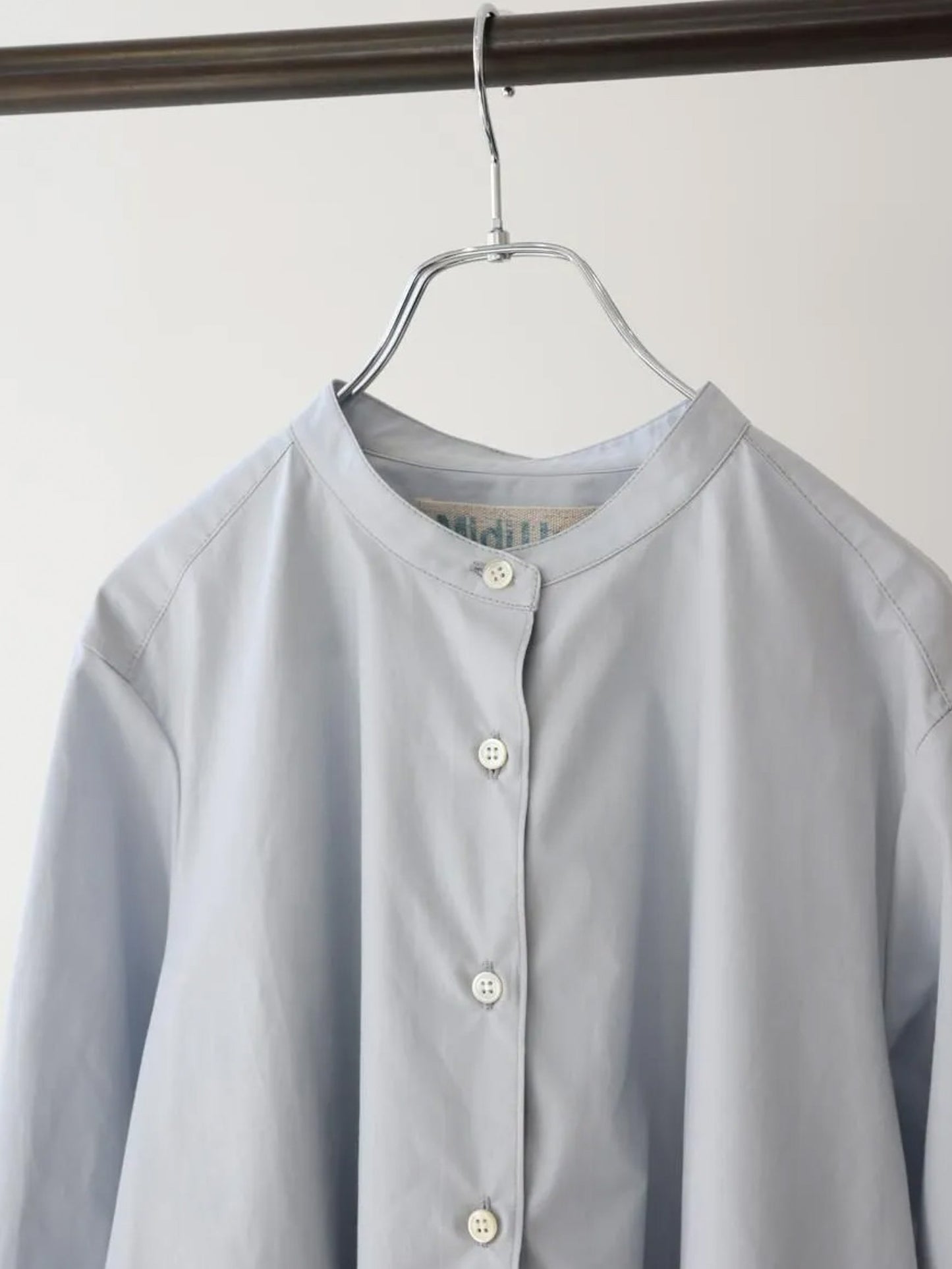 A line band collar shirt