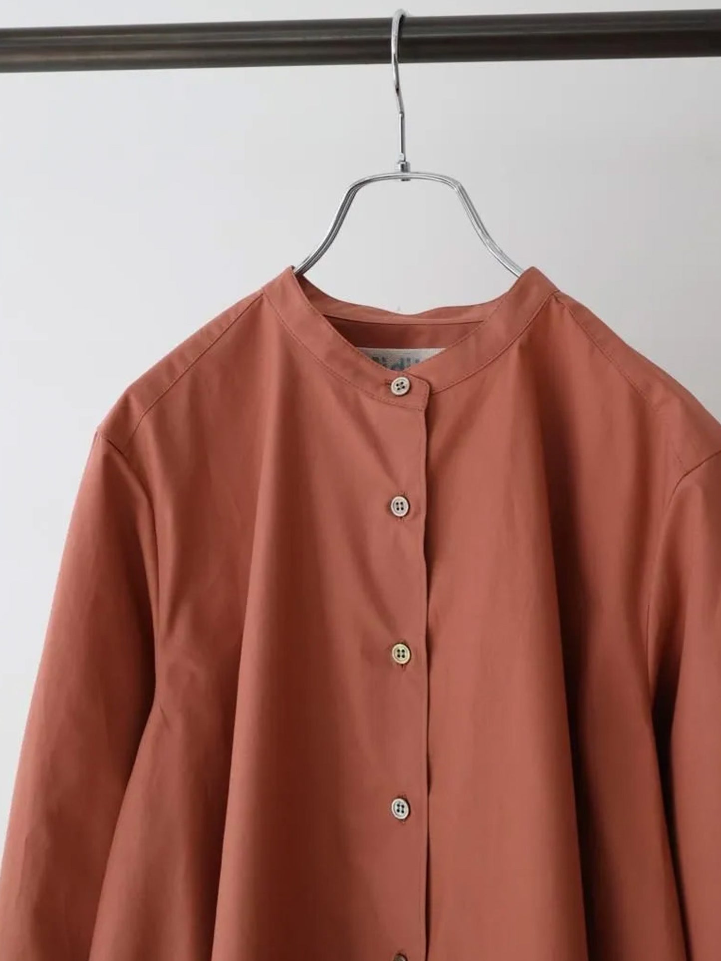 A line band collar shirt