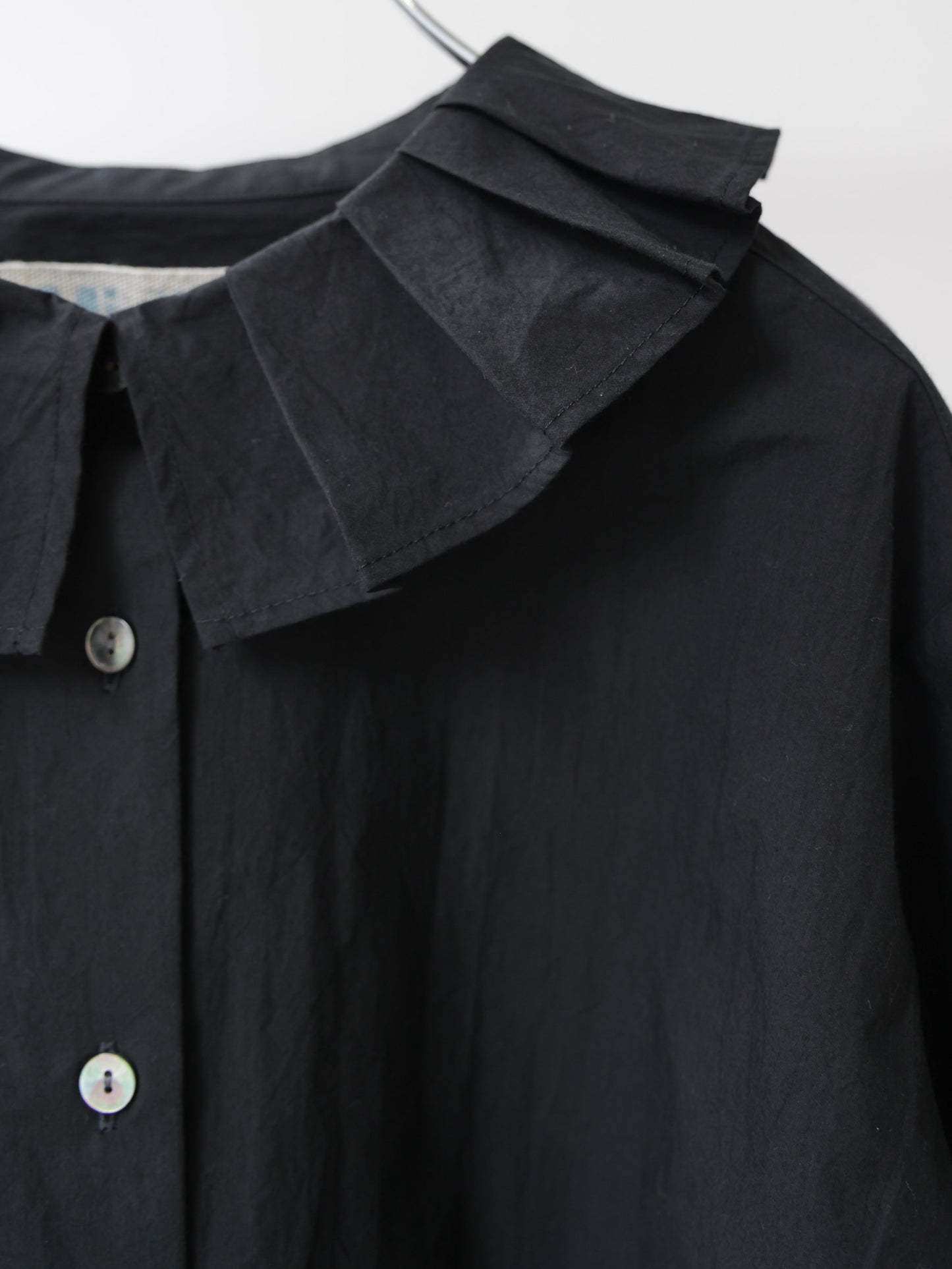 tuck collar shirt