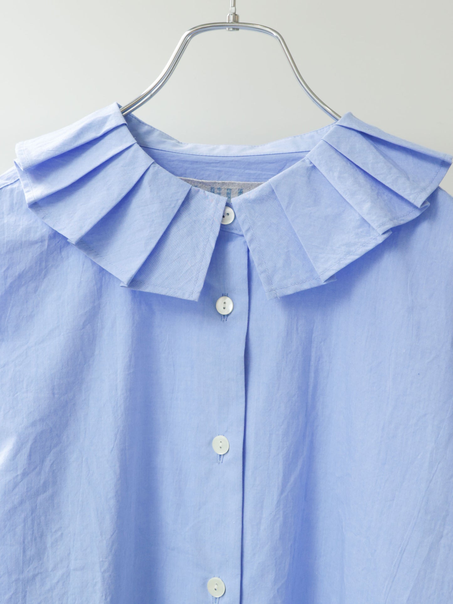 tuck collar shirt