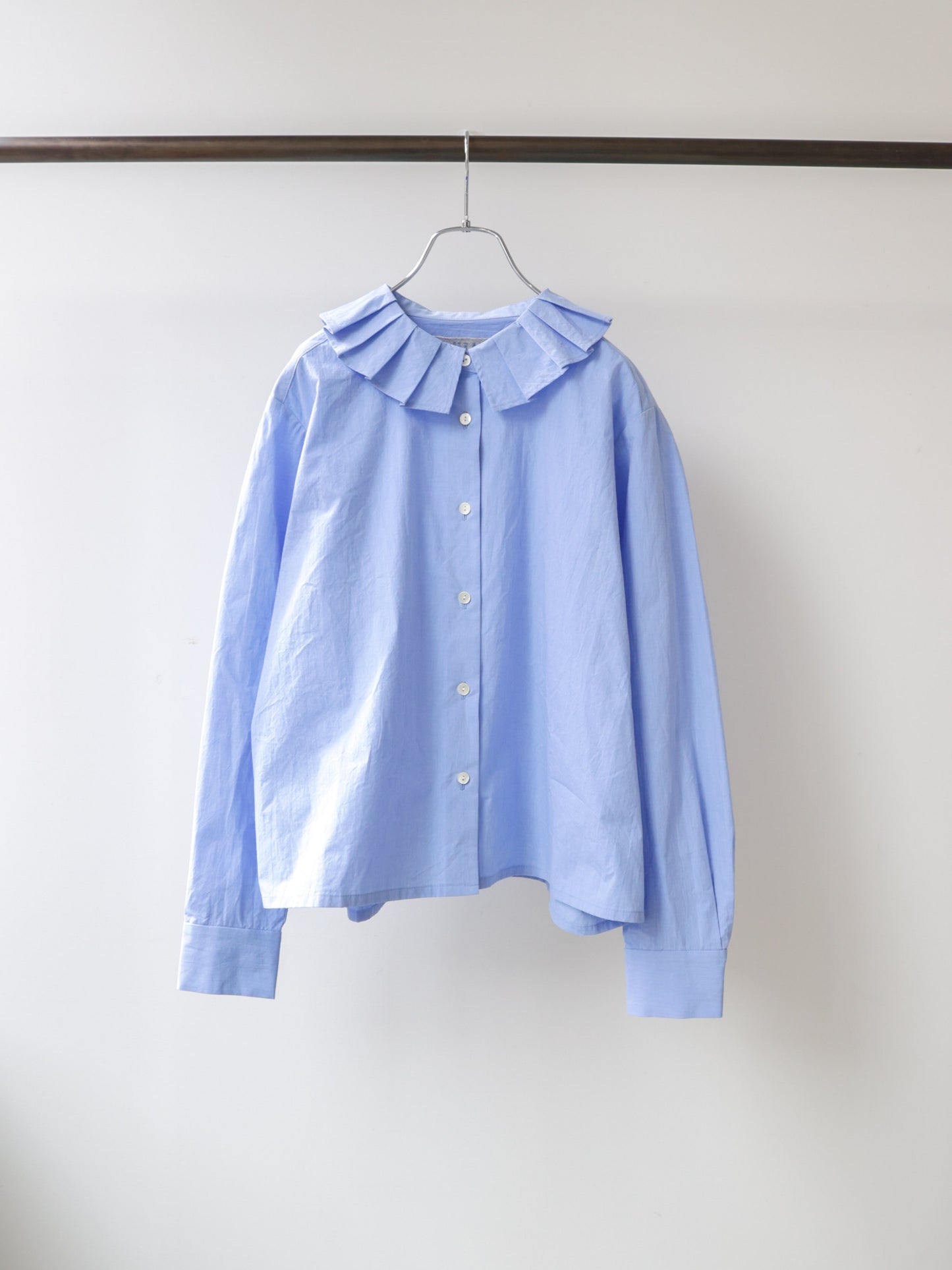 tuck collar shirt
