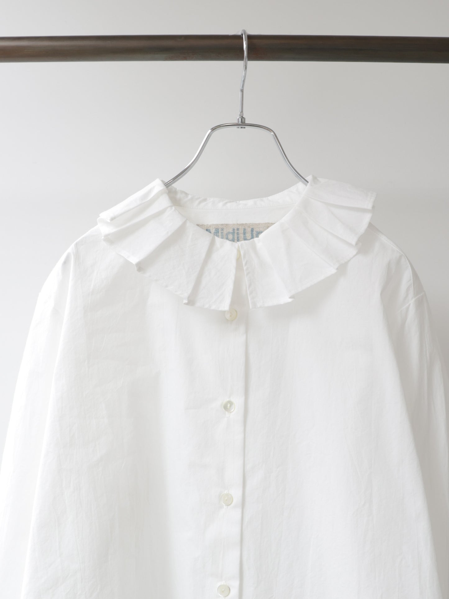 tuck collar shirt