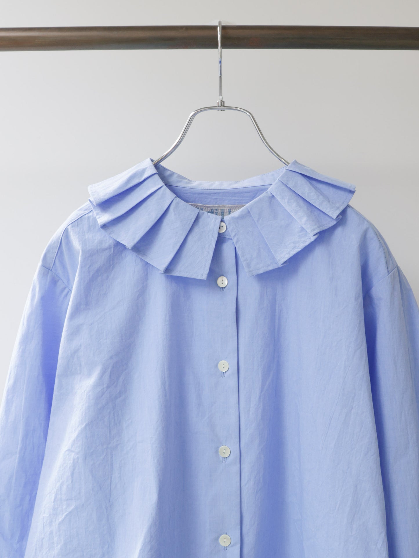 tuck collar shirt