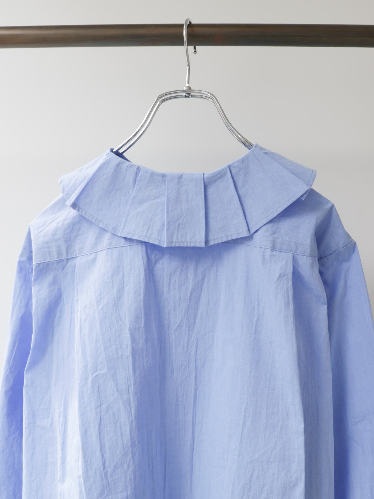 tuck collar shirt