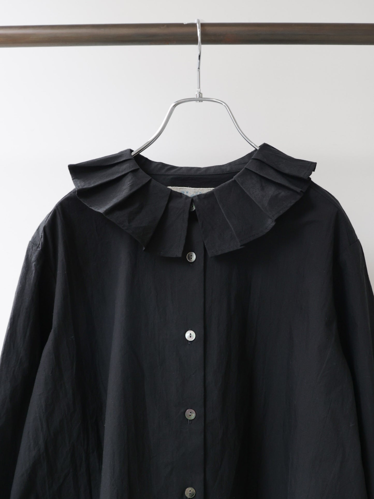 tuck collar shirt
