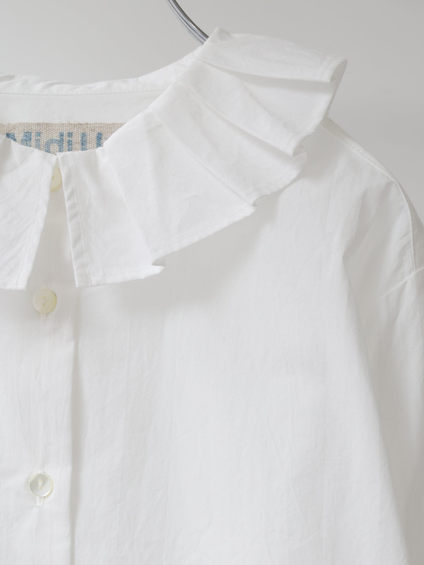 tuck collar shirt