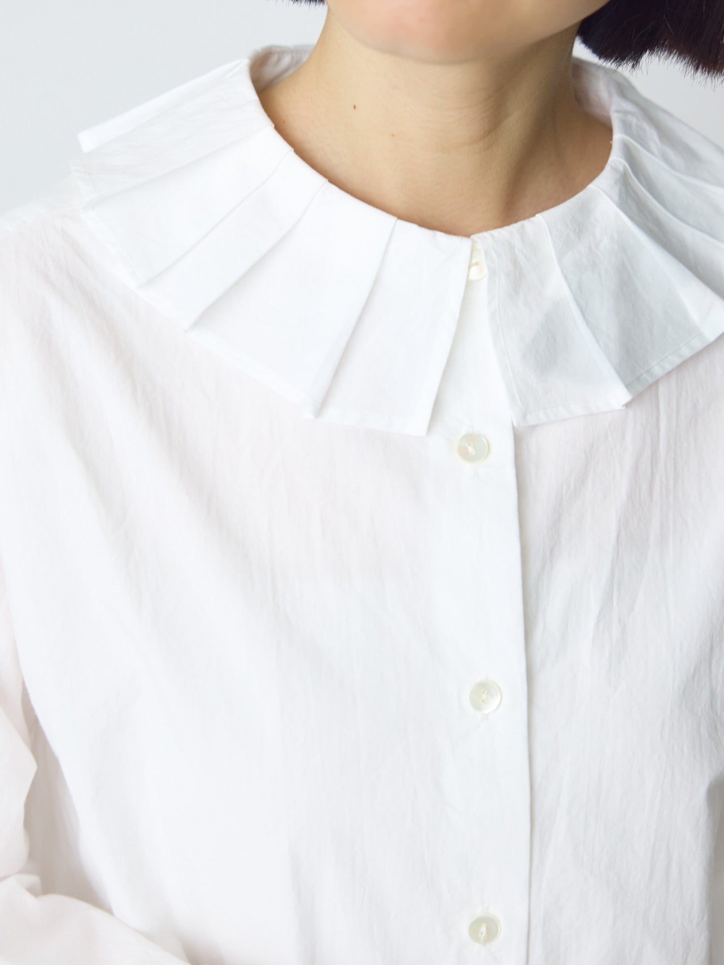 tuck collar shirt
