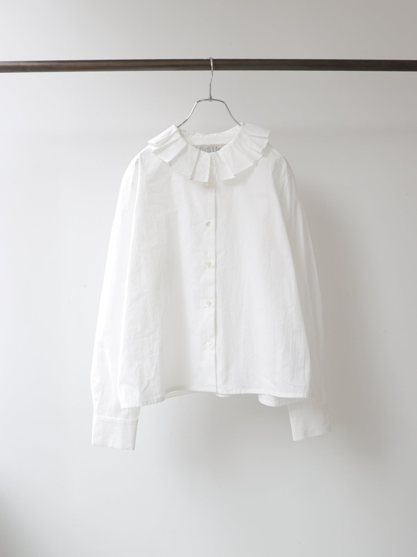 tuck collar shirt
