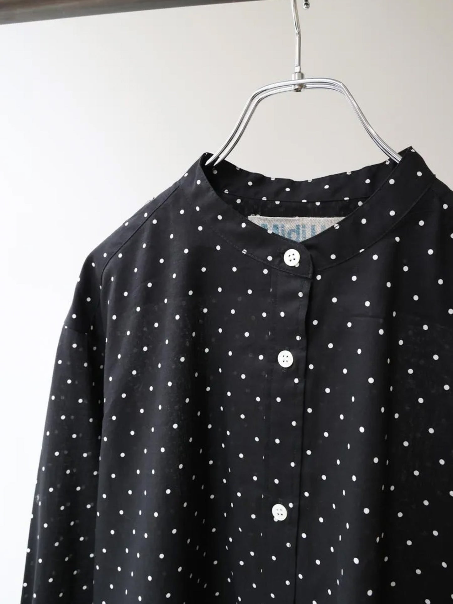 dots band collar shirt