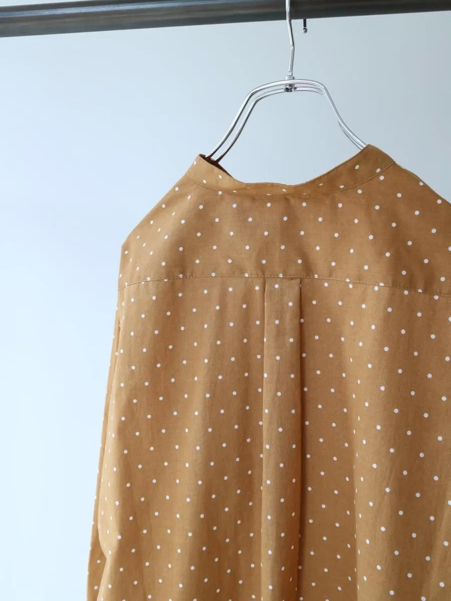 dots band collar shirt