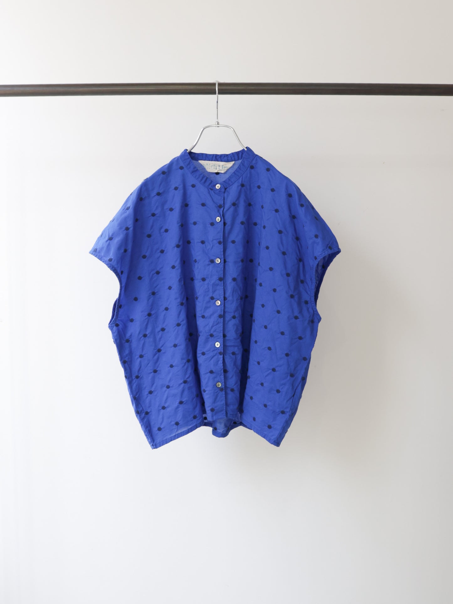 dots shirt nosleeve