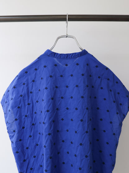dots shirt nosleeve