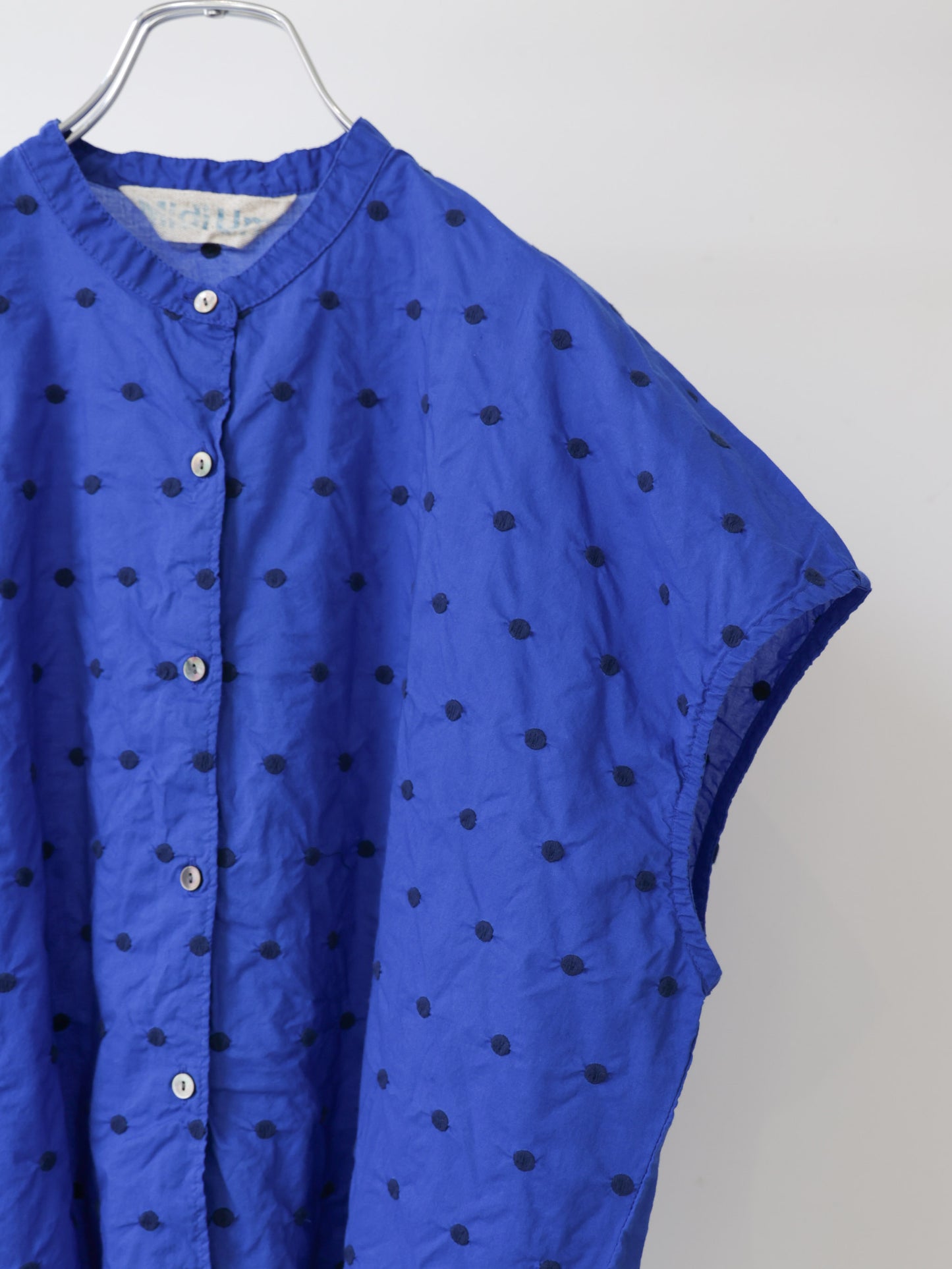 dots shirt nosleeve