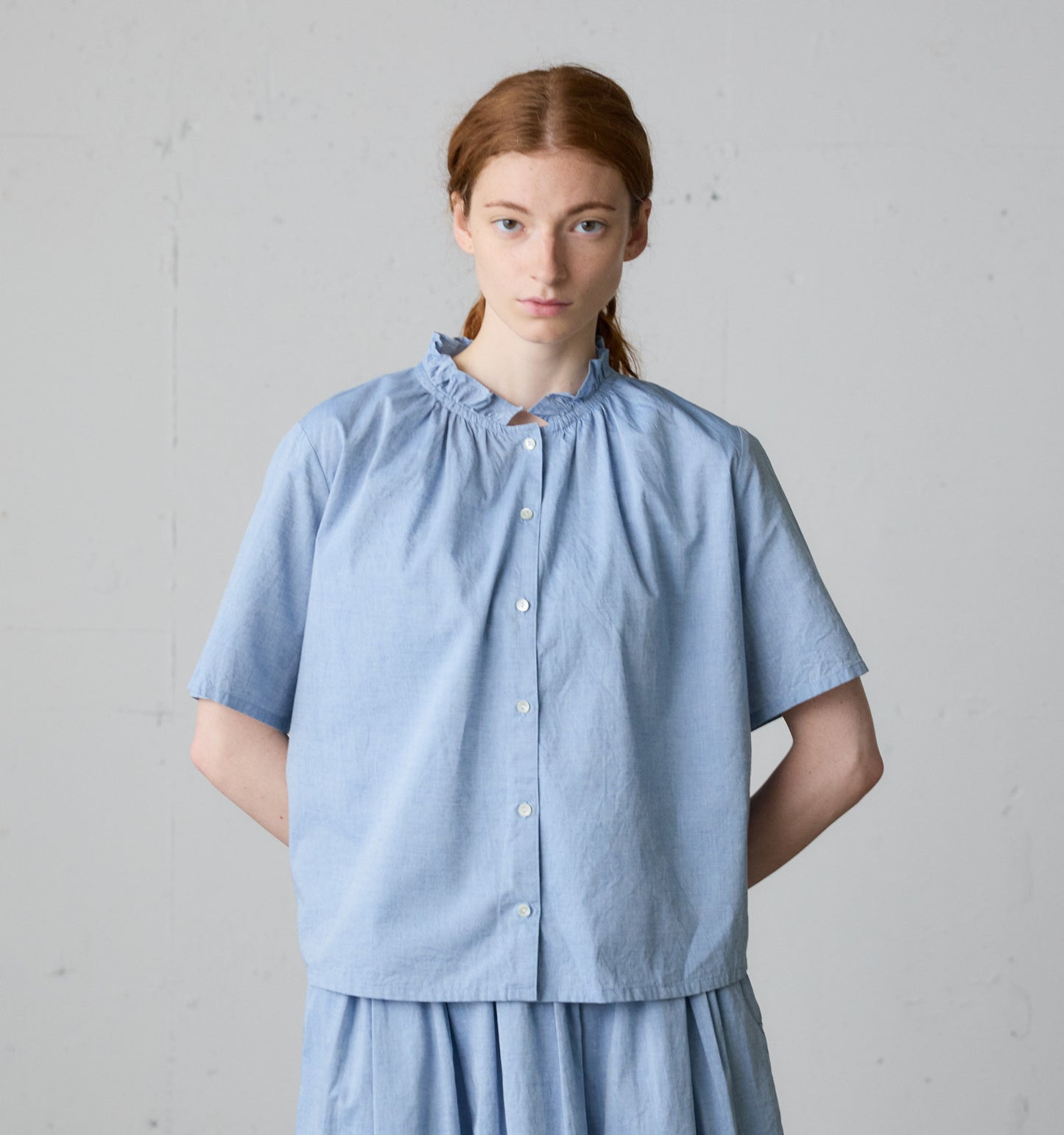 【A】chambray frill shirt