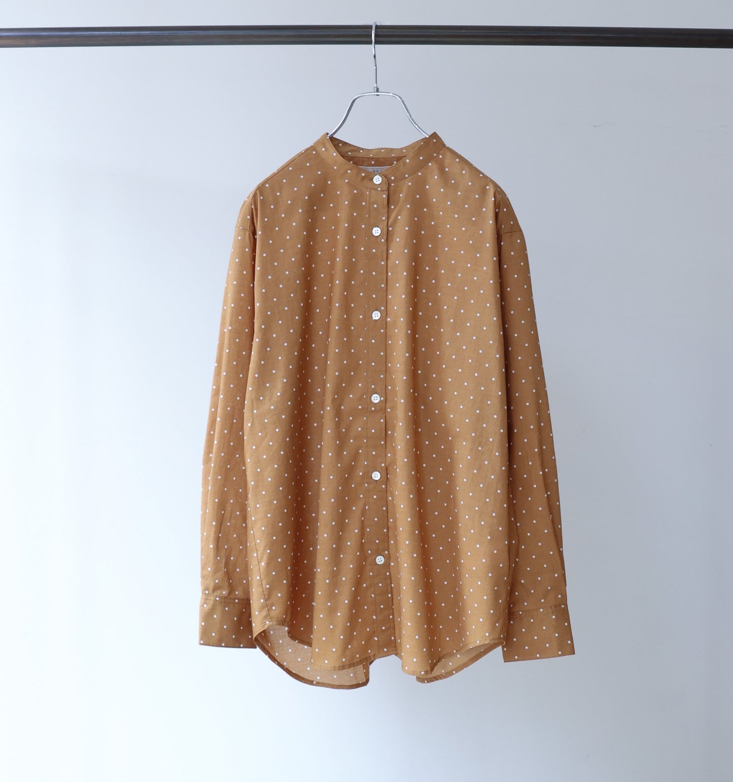 dots band collar shirt