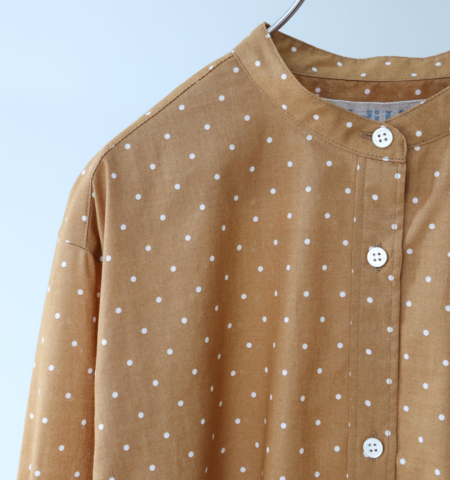 dots band collar shirt