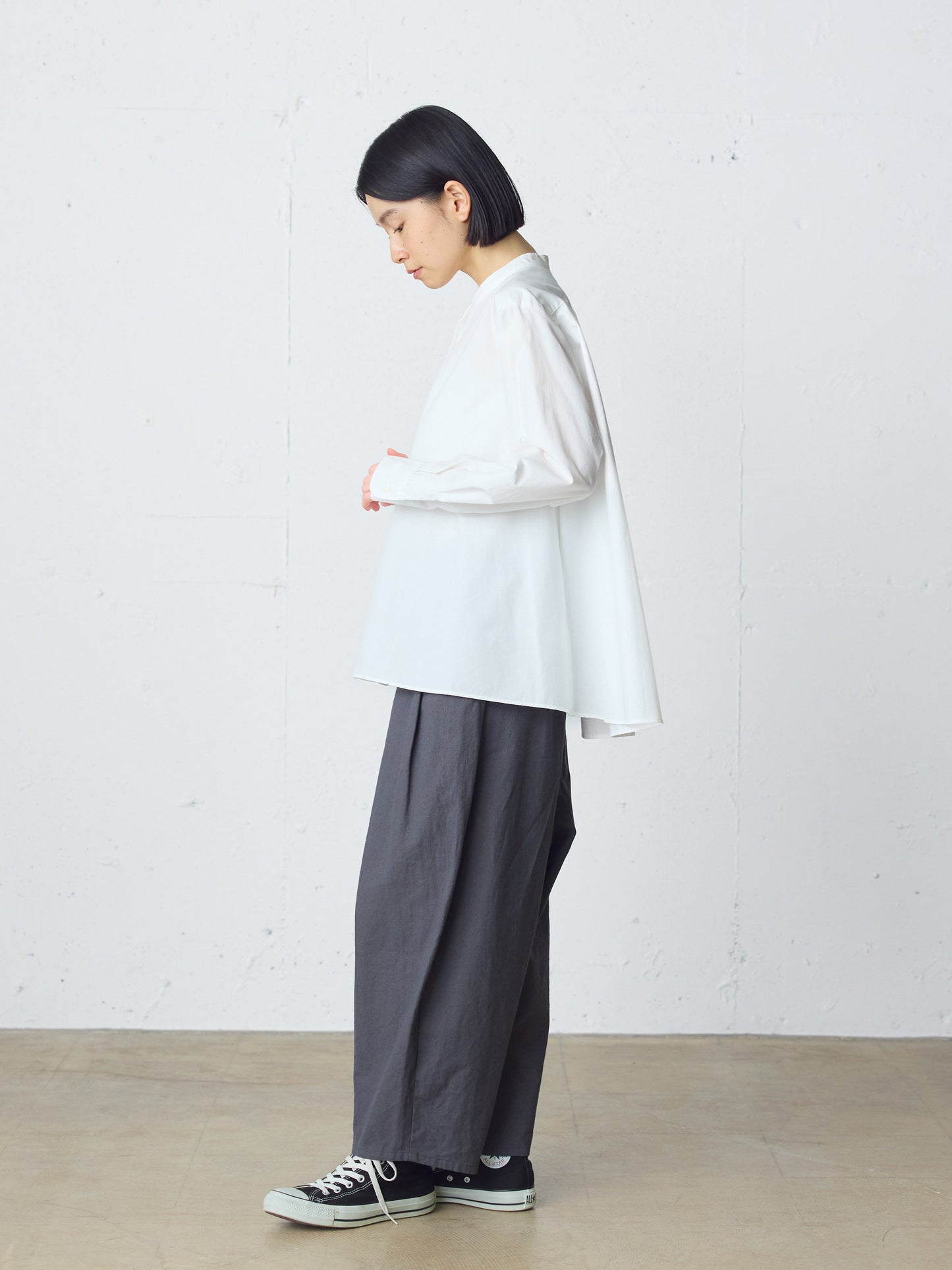 A line band collar shirt