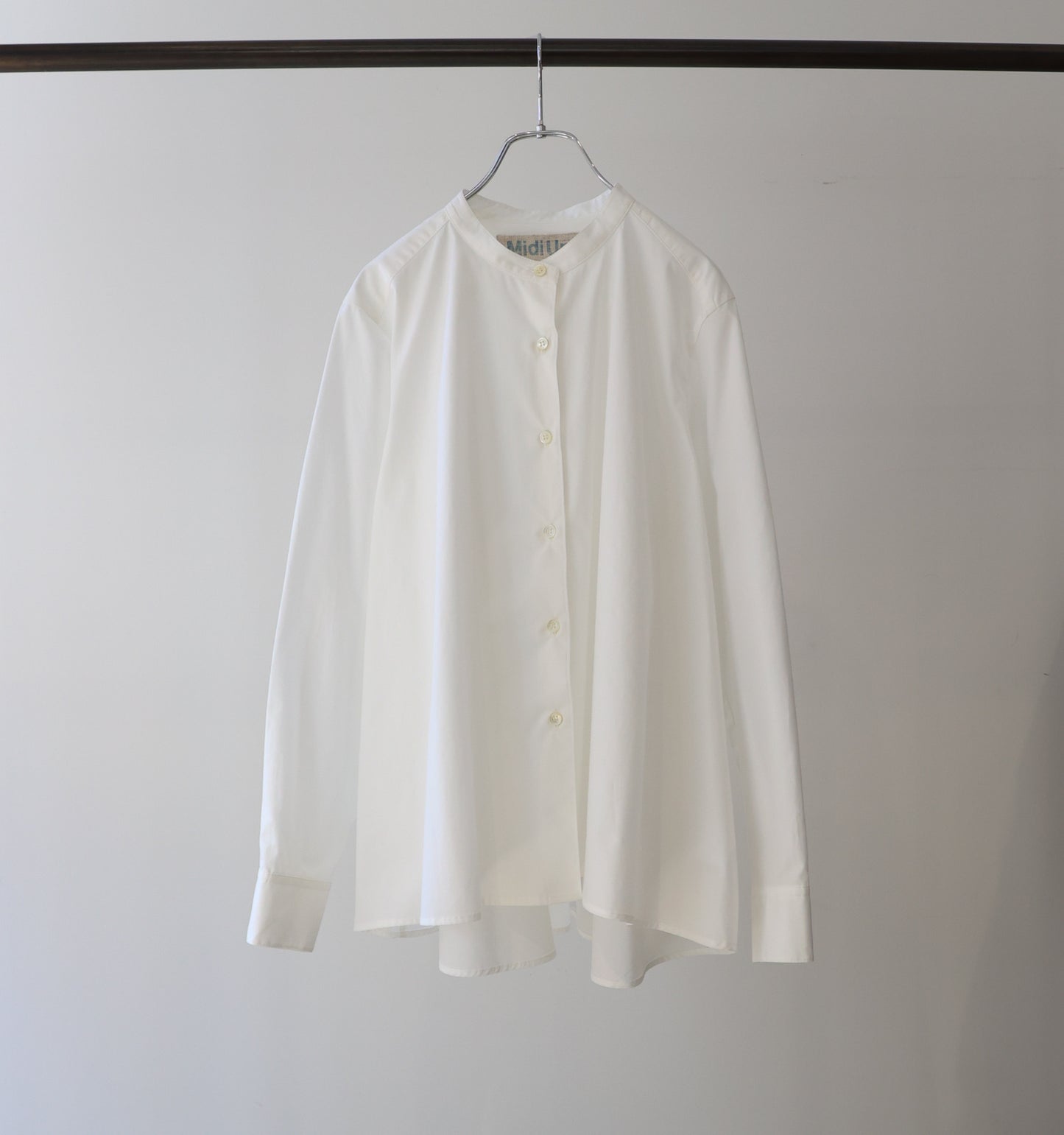 A line band collar shirt
