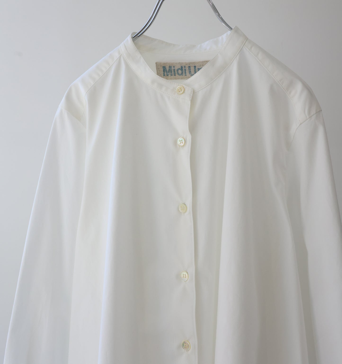 A line band collar shirt