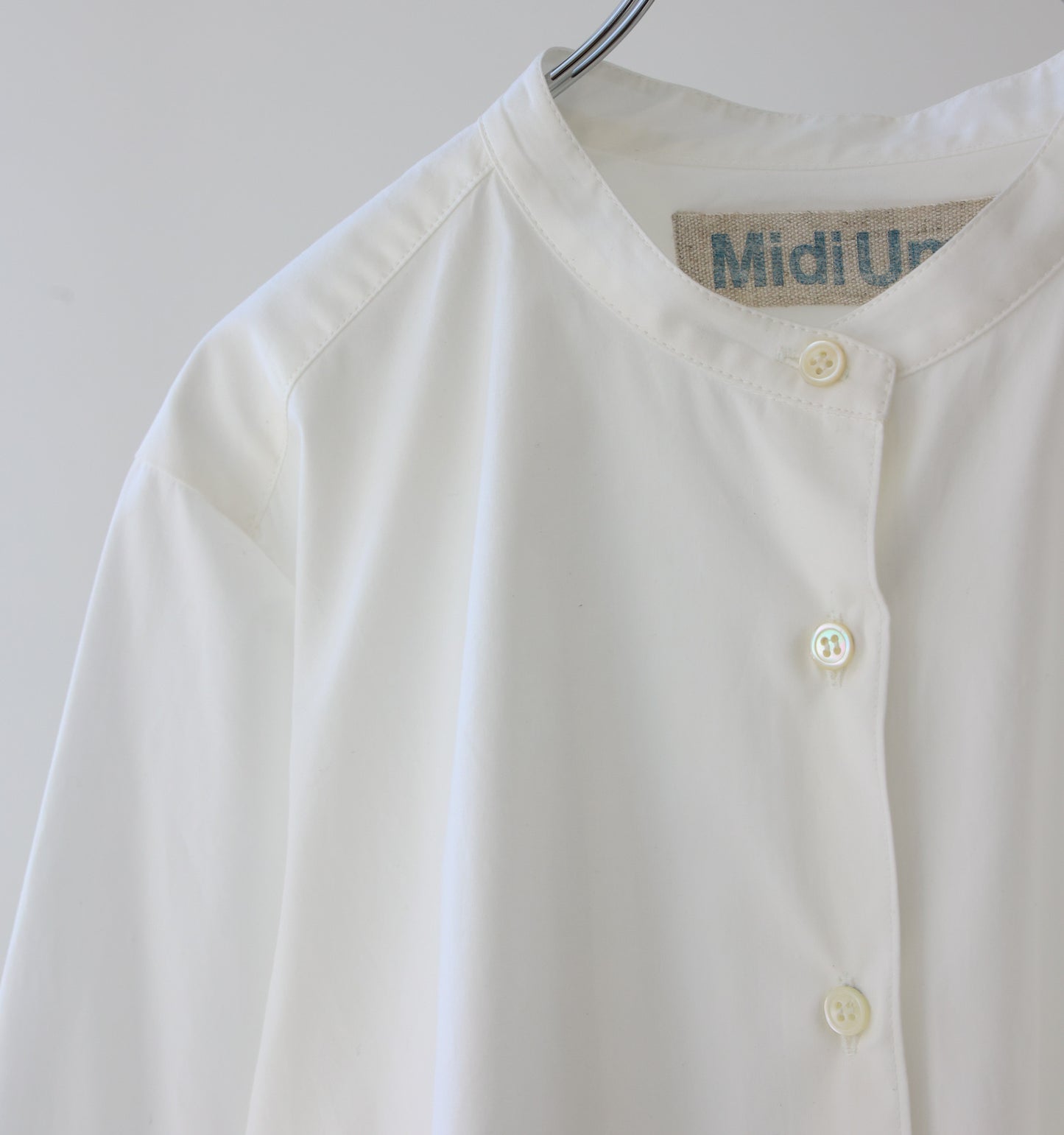A line band collar shirt