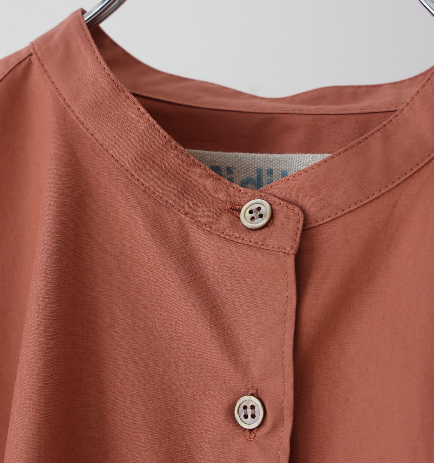 A line band collar shirt