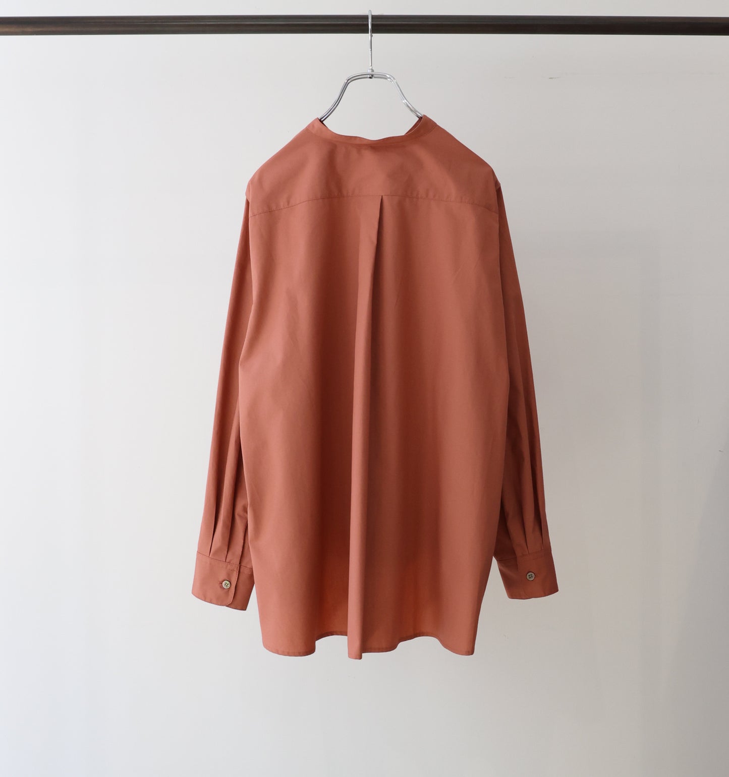 A line band collar shirt