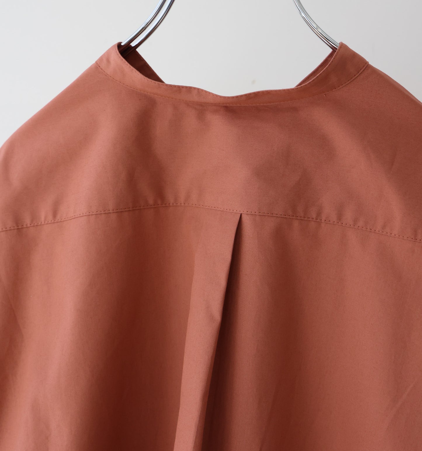 A line band collar shirt