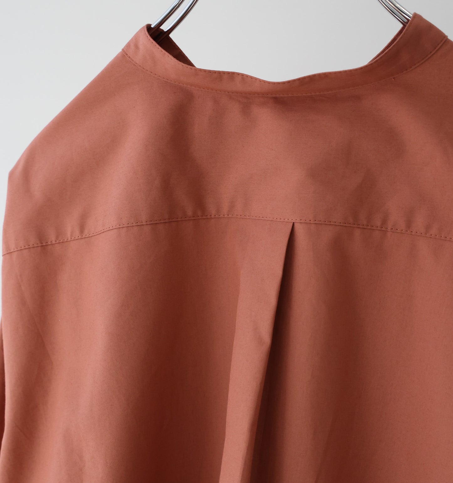 A line band collar shirt