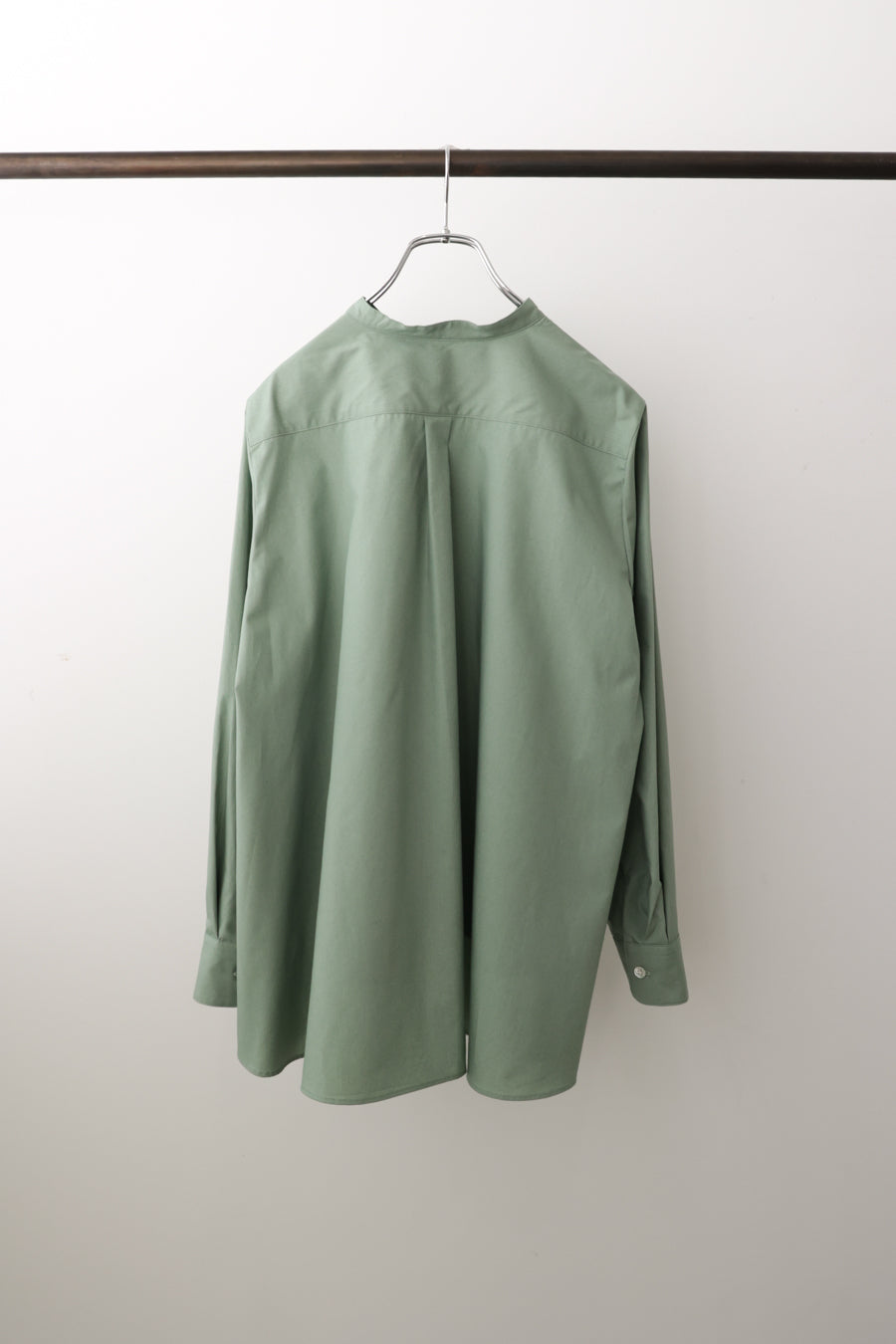 A line band collar shirt
