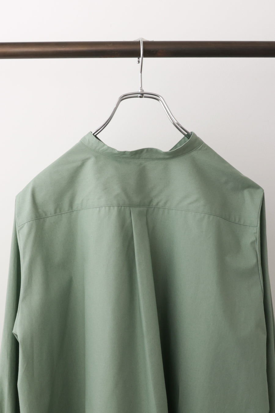 A line band collar shirt