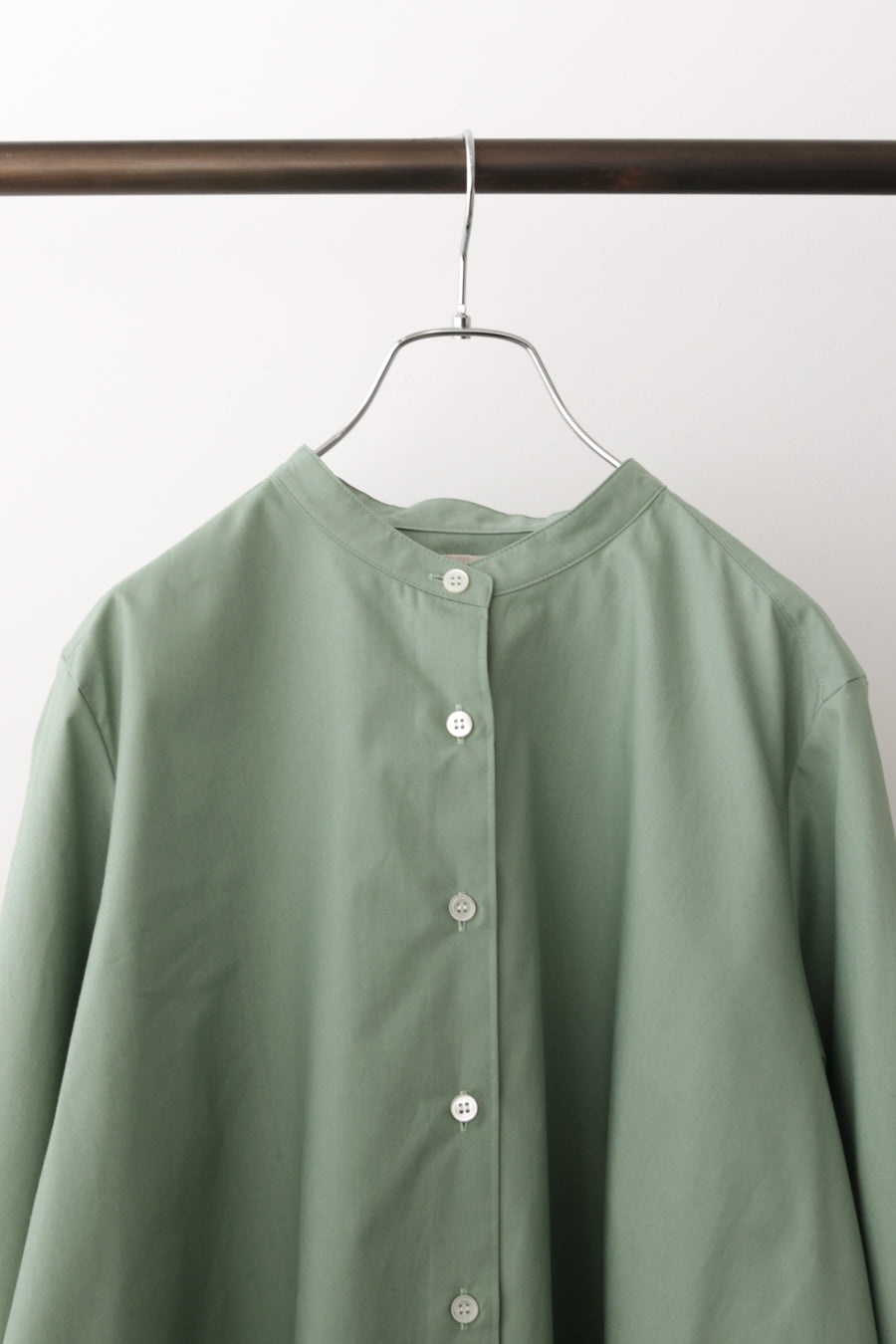 A line band collar shirt