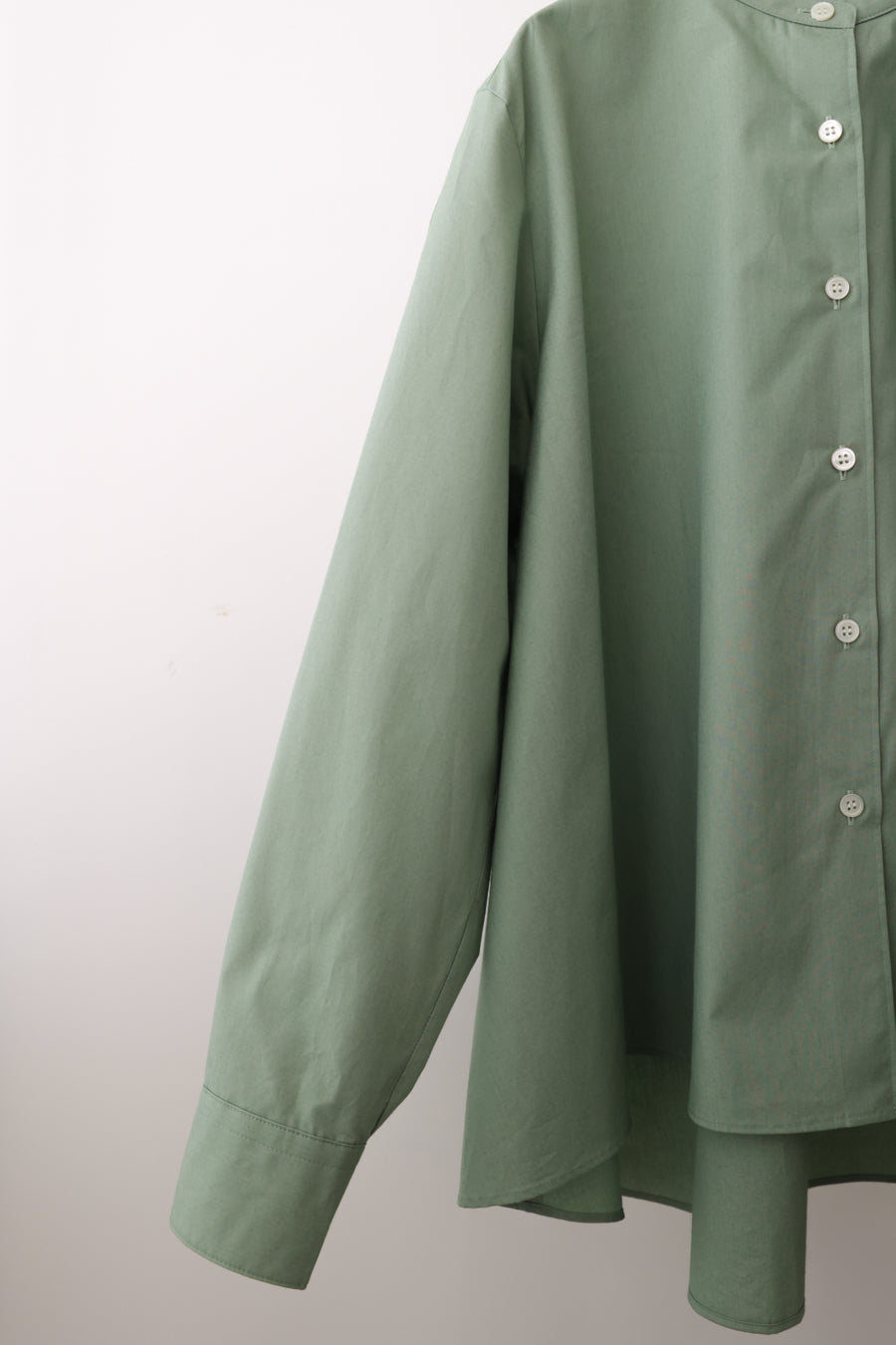 A line band collar shirt