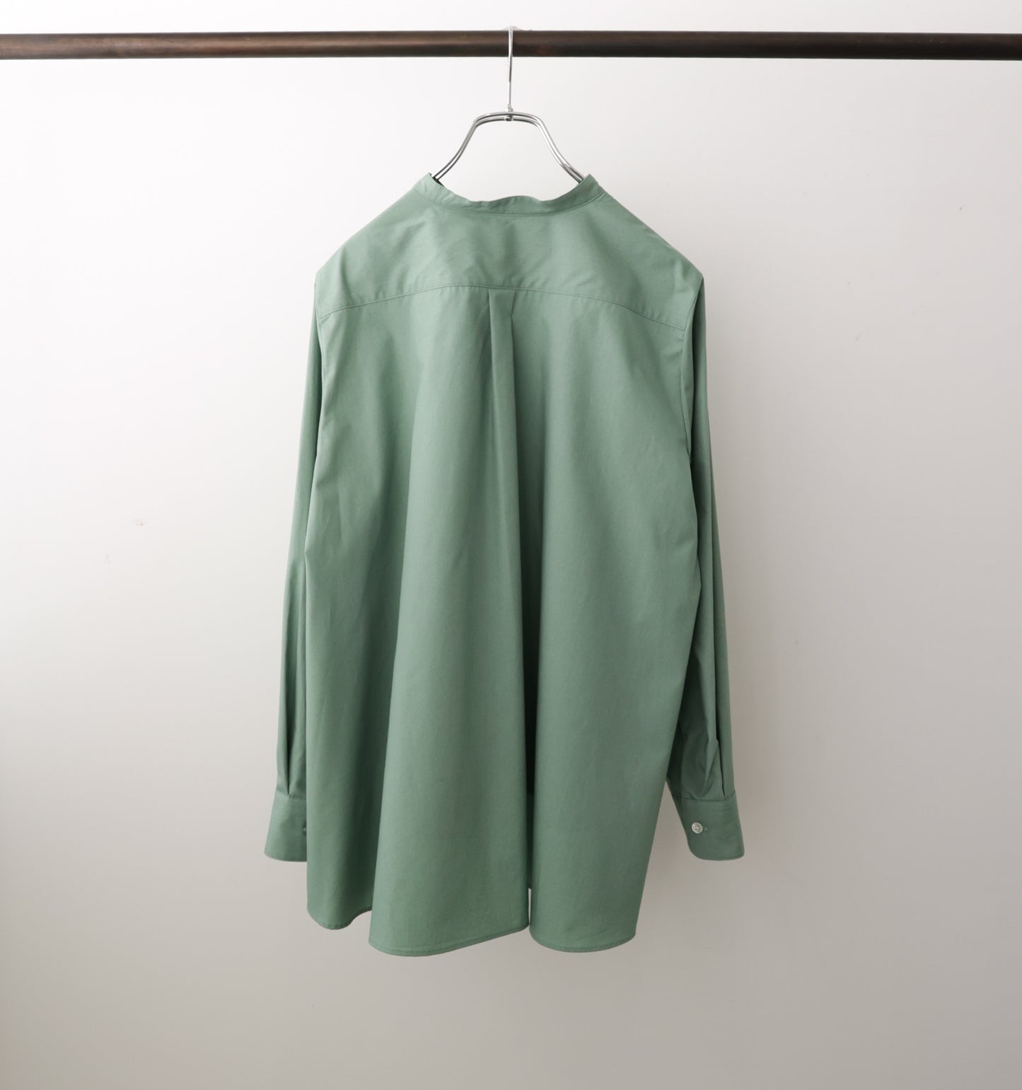 A line band collar shirt