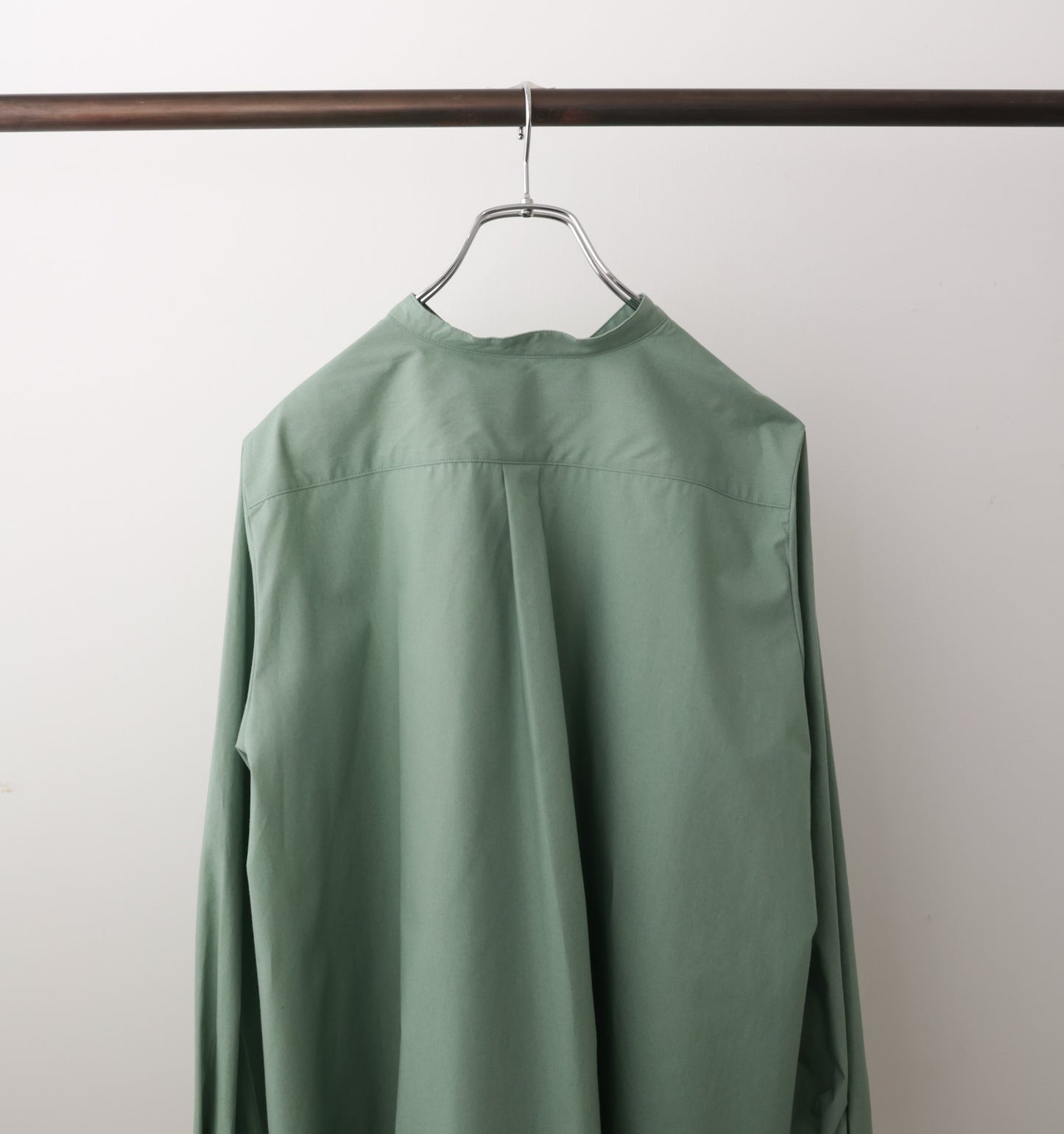 A line band collar shirt