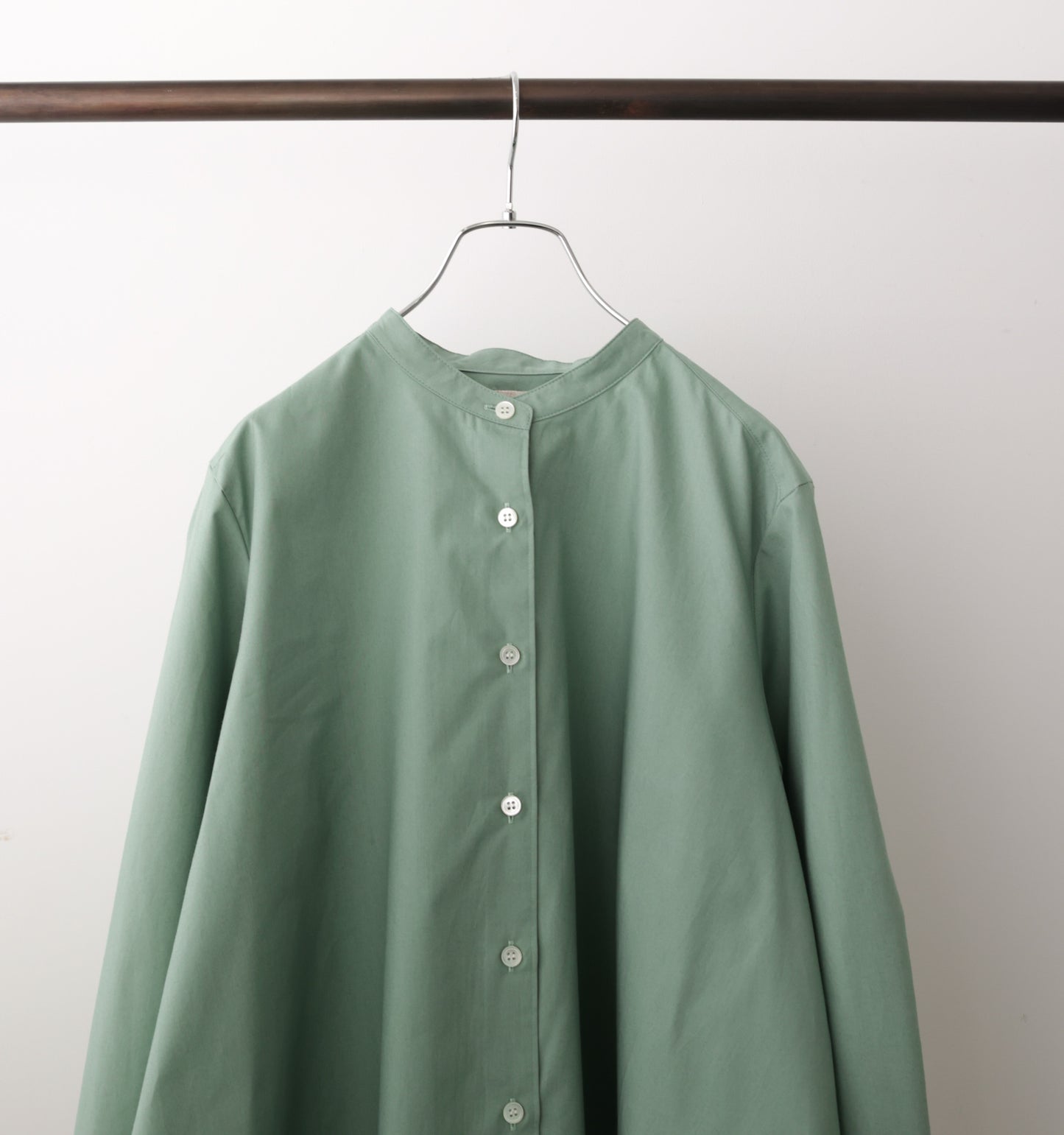 A line band collar shirt