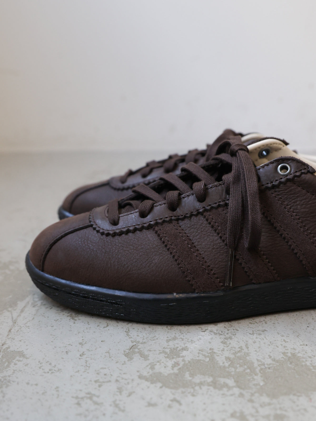 63A0189307	adidas KJ4905 TOBACCO